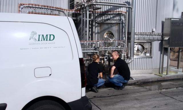 Twee IMD medewerkers doen een meting.