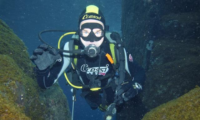 Medewerker Wouter Tillemans onder water tijdens het duiken.